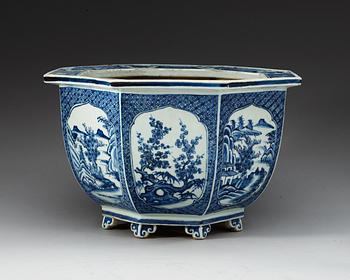 A large blue and white flower pot, Qing dynasty, Qianlong (1736-95).