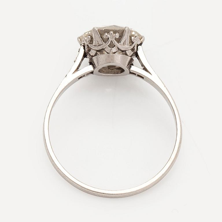 Ring, platina, med en brilliant-  och åttkantsslipade diamanter, Stockholm 1935.