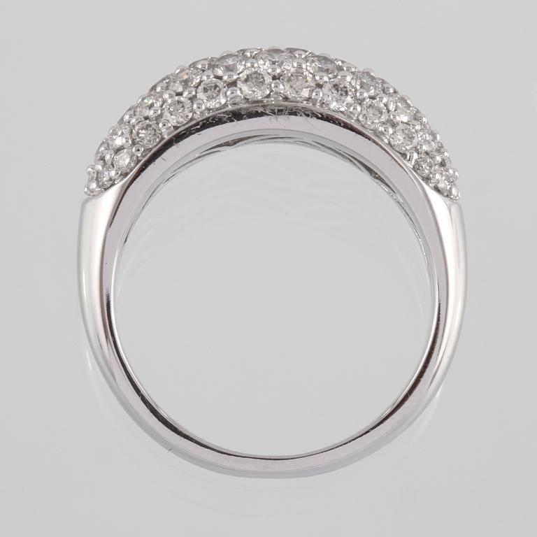RING, 18k vitguld med 56 briljantslipade diamanter, totalt 1.69 ct. Vikt 7 g.