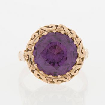 A RING, synthetic sapphire, 14K gold.