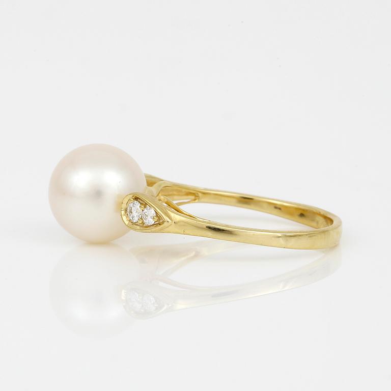 RING, 14K guld med odlade saltvatten pärla och små diamanter tot ca 0,10 ct. Vikt ca 3,34 g.