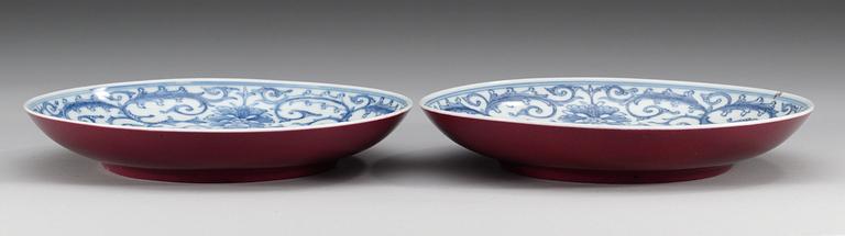 A pair of blue and white dishes with dragon blood red reverse, Qing dynasty (1644-1912), with Qianlong´s seal mark.