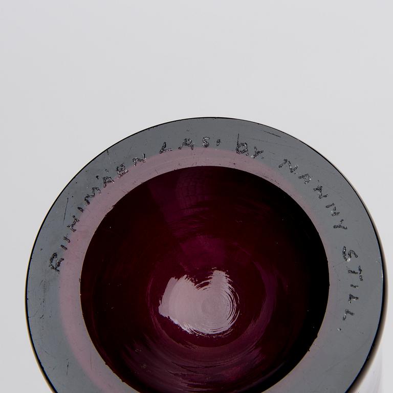 FLASKA, glas, signerad Nanny Still Riihimäen Lasi. Modellen formgiven 1959.