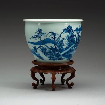 A blue and white pot, Qing dynasty, 18th century.