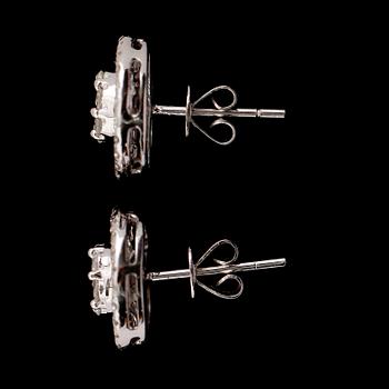 ÖRHÄNGEN, 1 par, 18 k vitguld, briljant och baguetteslipade diamanter tot ca 0.95 ct.