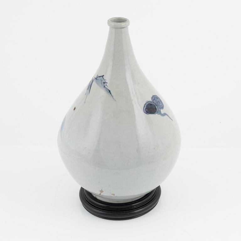 A porcelain vase, Japan, 18th century.