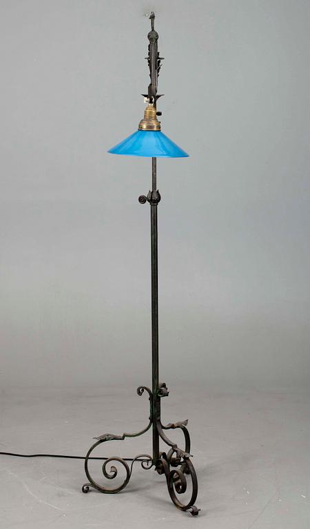 GOLVLAMPA, gjutjärn samt glas, möjligen Taidetakomo Hakkarainen 1900-talets början.