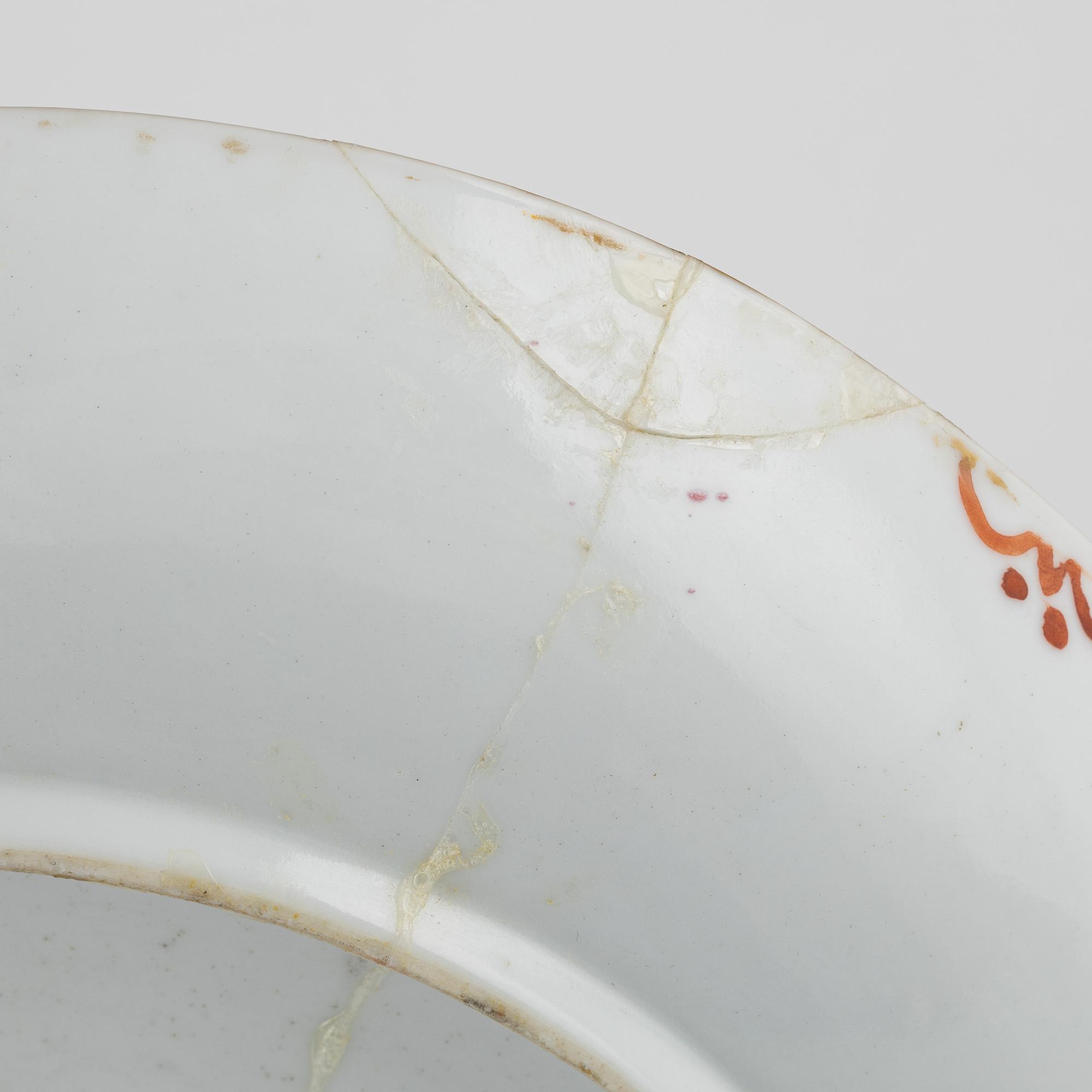 A pair of famille rose dishes, Qing dynasty, circa 1900.