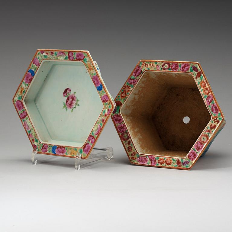 A famille rose flower pot with stand, Qing dysnasty, 19th century.