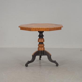BORD, oktagonal form, Italien, 1800-talets slut.
