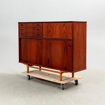 A mid 1900s sideboard.