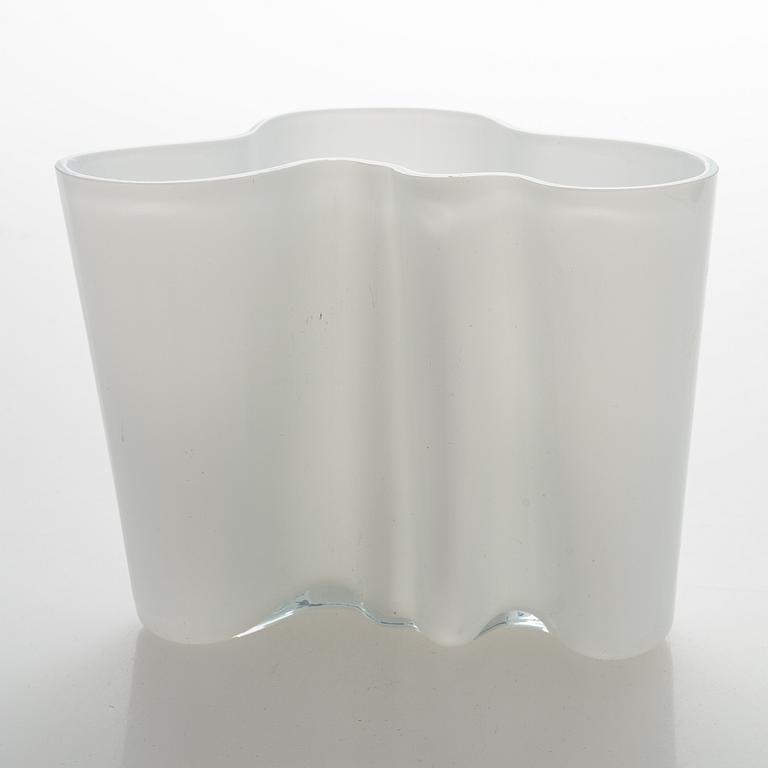 Alvar Aalto, a '3030' vase signed Alvar Aalto 3030.