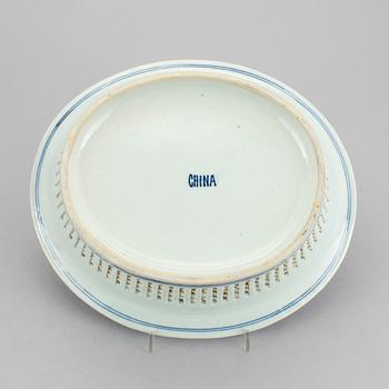 GALLERSKÅL MED FAT, porslin, Kina, tullmärkning, 1880-tal.