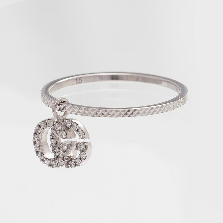 Gucci, sormus, "GG Running Charm", 18K valkokultaa ja timantteja.