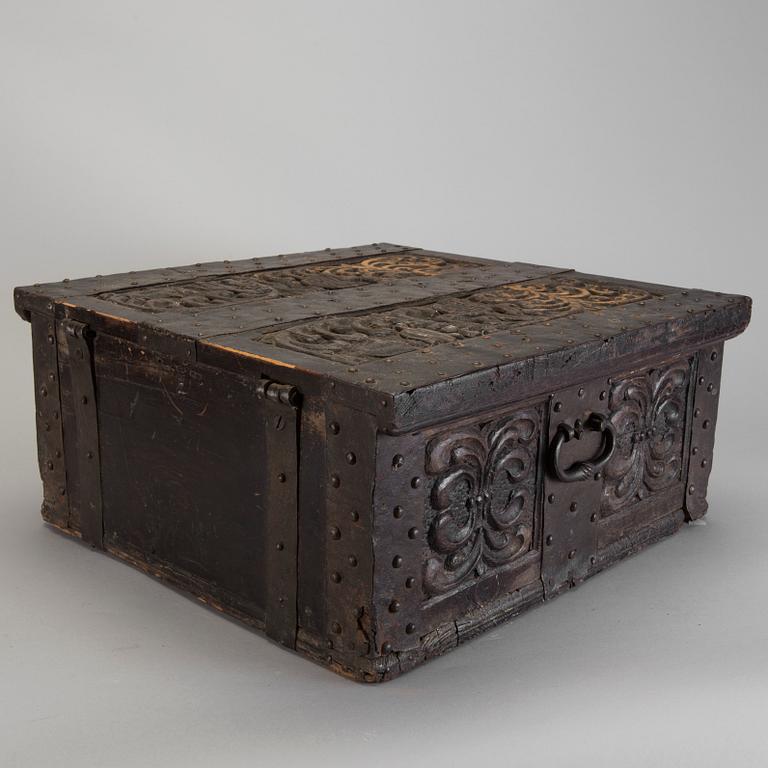 A carved baroque wooden box 17/18th century.