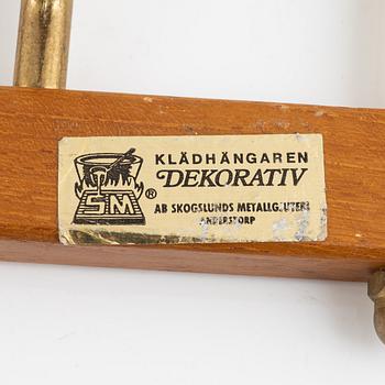 Klädhängare, ett par, "Dekorativ", Skoglunds metallgjuteri, Anderstorp, 1900-talets mitt.