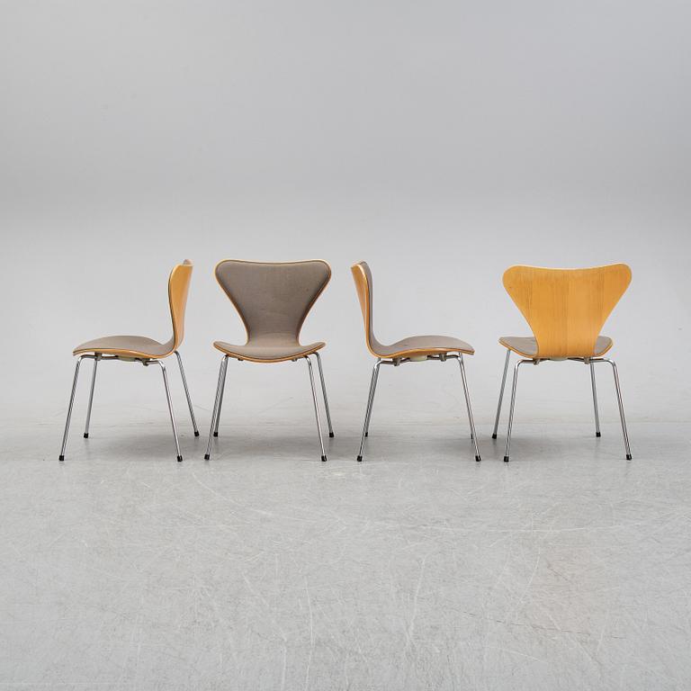 Arne Jacobsen, stolar, 4 st,
”Sjuan” för Fritz Hansen, Danmark, 1990.
