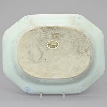 STEKFAT samt UNDERFAT, porslin, Kina, 1800-tal.