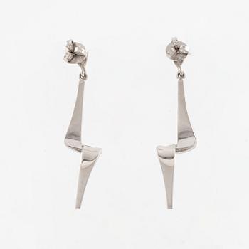 18K white gold and brilliant cut diamond earrings, Alton.