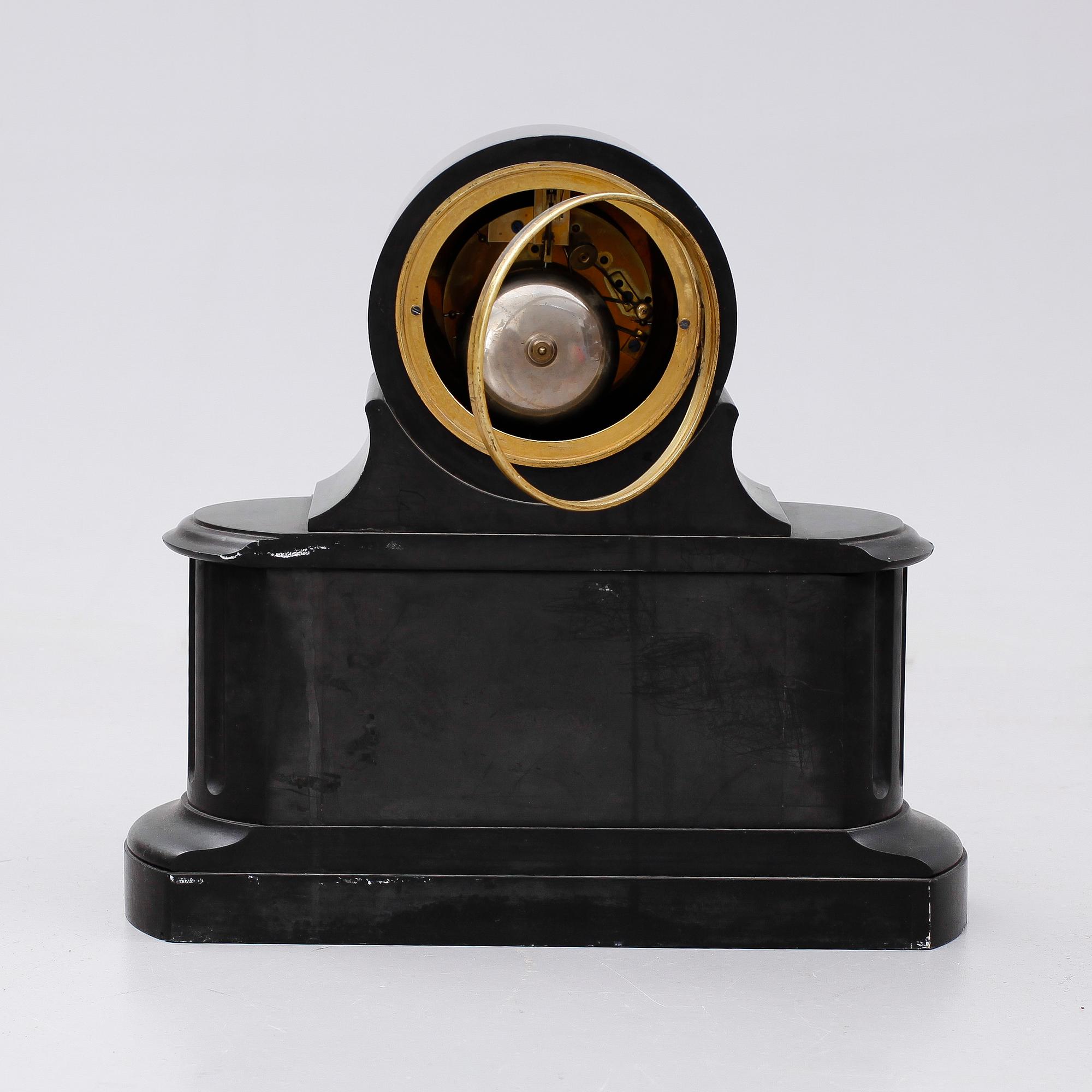 BORDSPENDYL, svart marmor, urverkets märkt A Brocot & Delettrez, Paris, 1800-talets andra hälft.