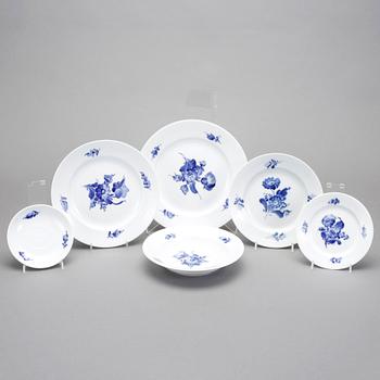 SERVIS, porslin, 91 delar, "Blå blomst" Royal Copenhagen.