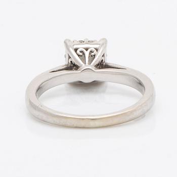 Ring 14K whitegold 1 princess-cut and brilliant-cut diamonds approx 0,30 ct in total.