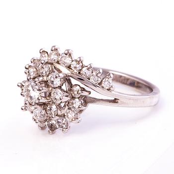 An 18K white gold ring with diamonds ca. 1.72 ct in total.