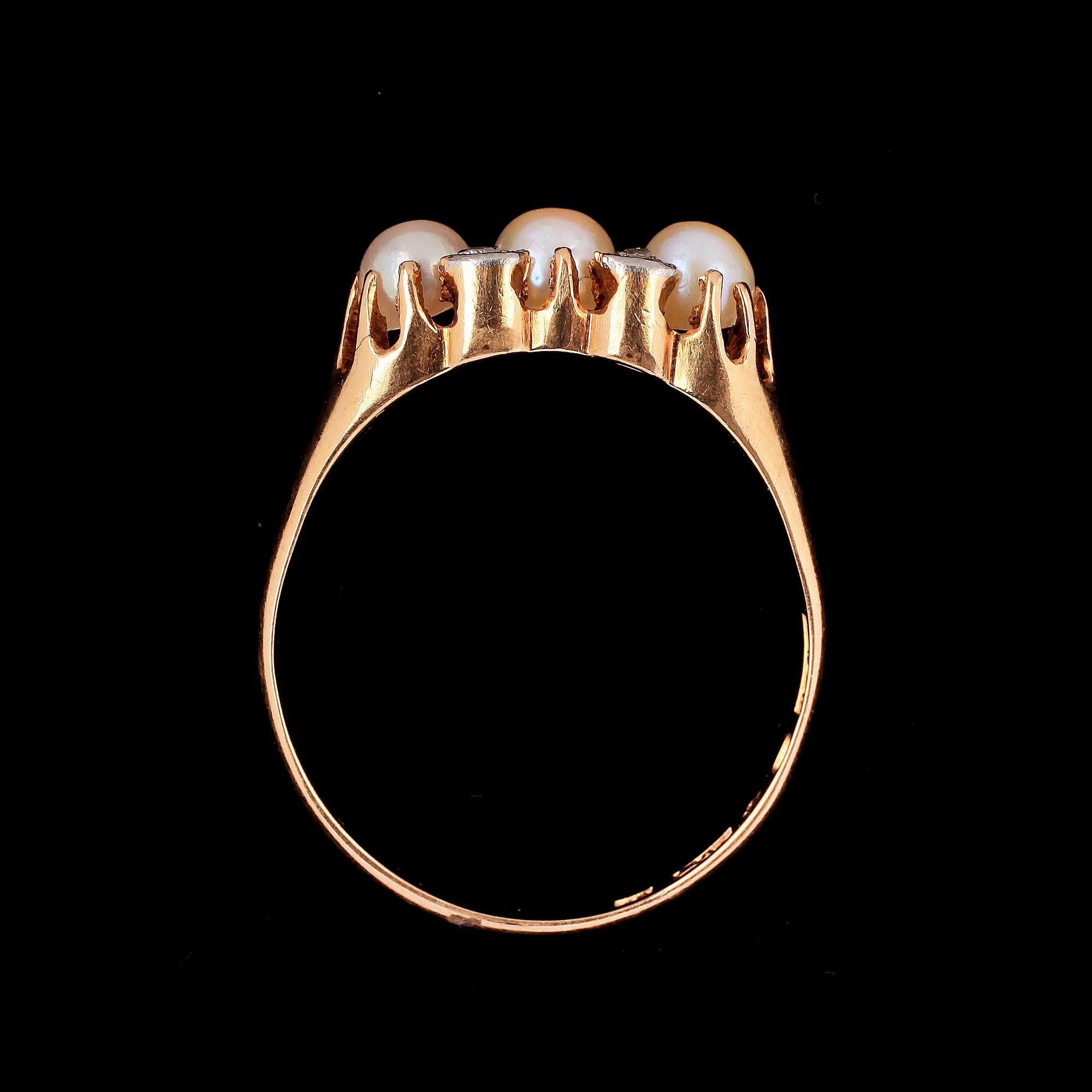 RING, 18k guld med tre odlade pärlor samt rosenslipade diamanter. Vikt 4 g.