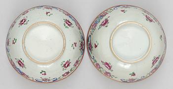 A pair of famille rose bowles, Qing dynasty 19th cent.