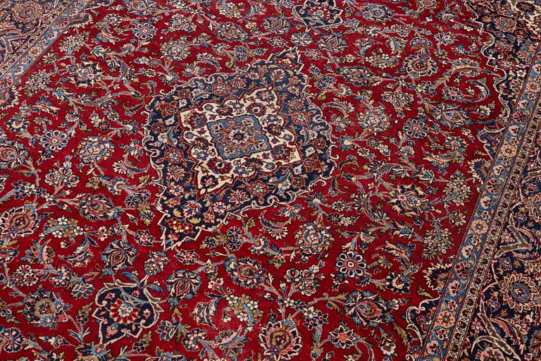 A semi-antique carpet, Kashan, c. 310 x 215 cm.