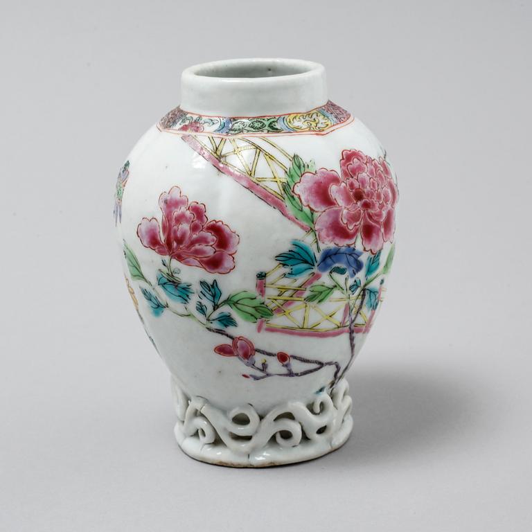 A porcelain bowl and two vases, China, 18th century.