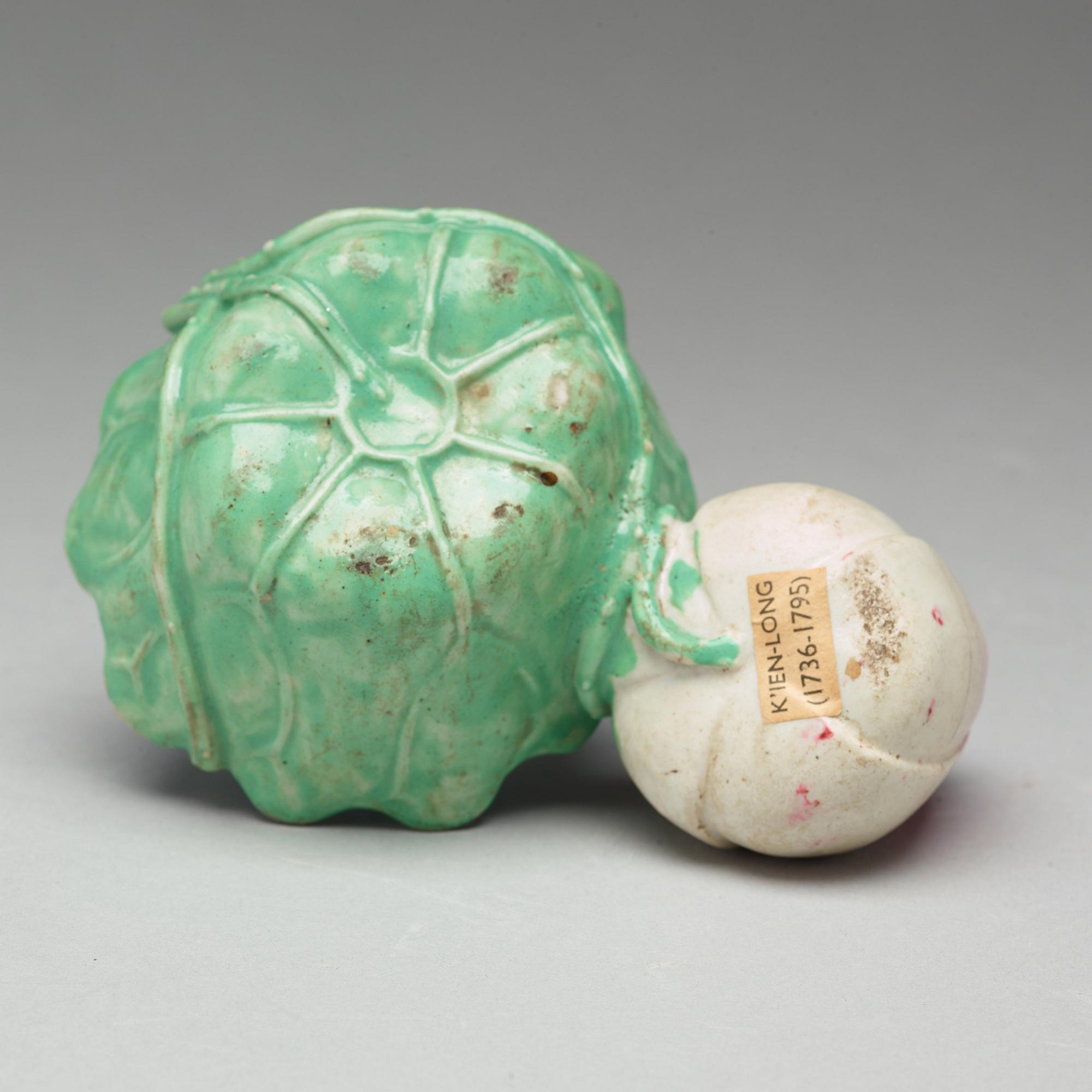 PENSELBAD med VATTENDROPPARE, porslin. Qing dynastin, 1800-tal.