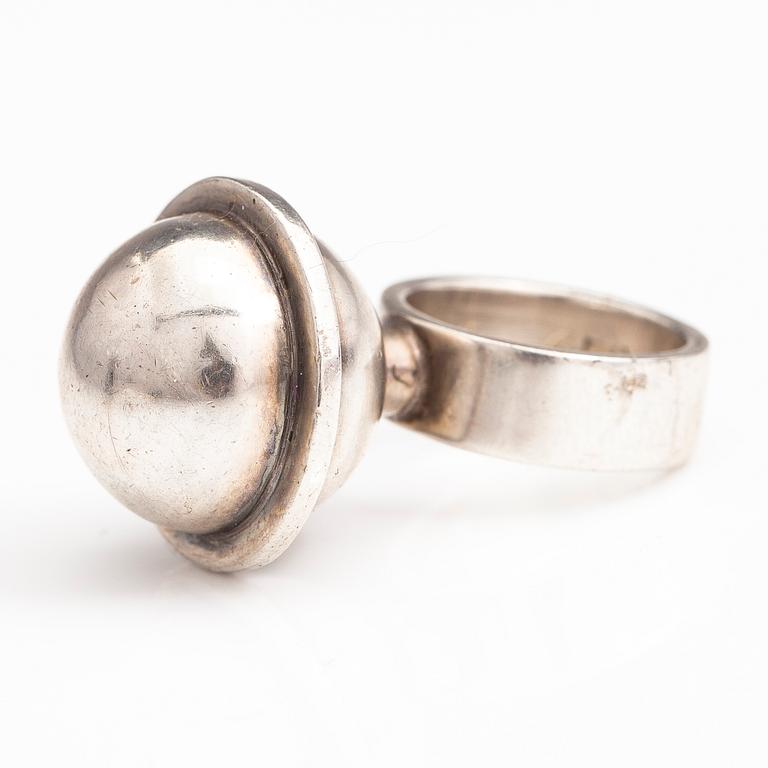 RING, silver. Pekka Sarvanto för Aarikka, Helsingfors 1965.