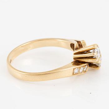 Ring in 18K gold set with round brilliant-cut diamonds.