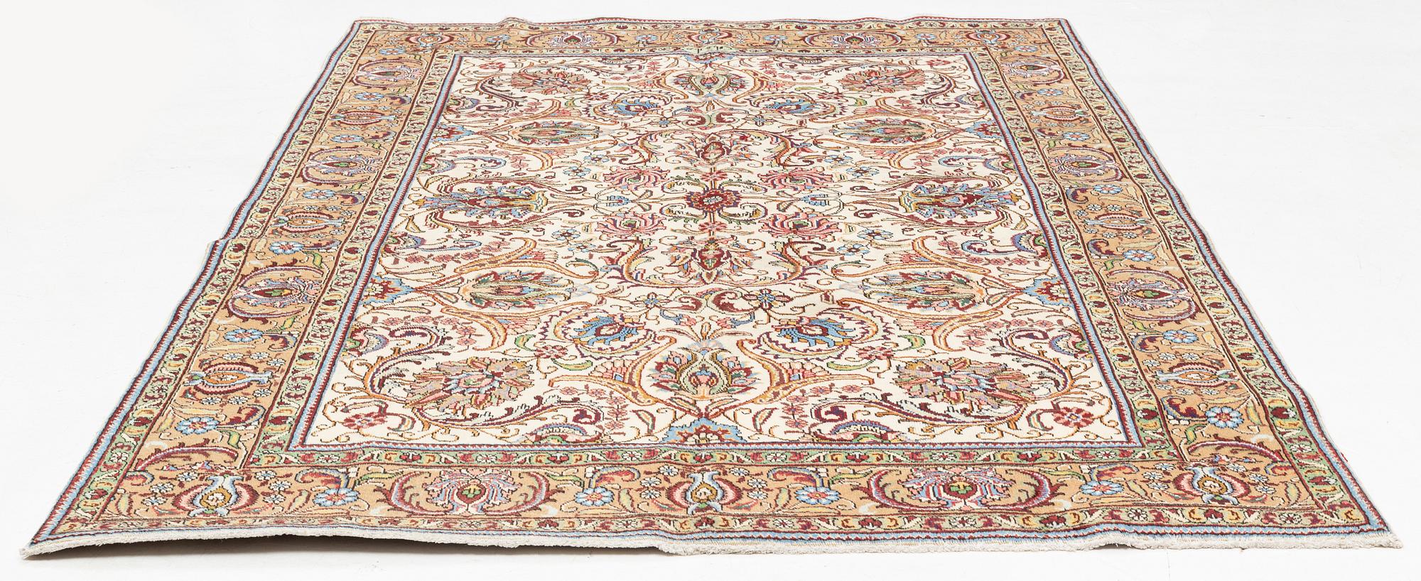 A Tabriz carpet, 309 x 205 cm.