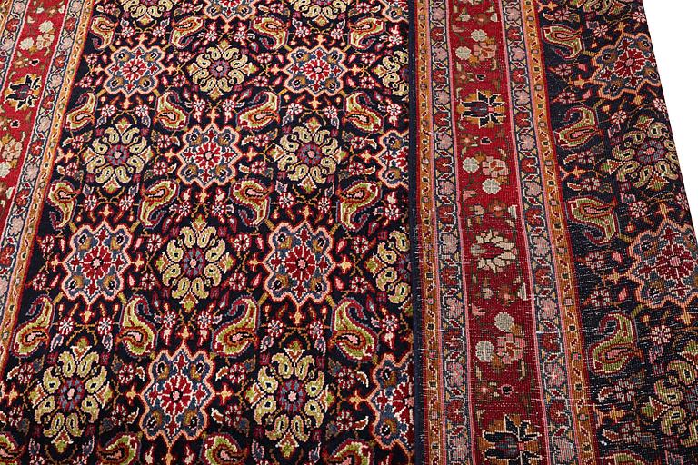 A Hamadan carpet, c. 296 x 197 cm.