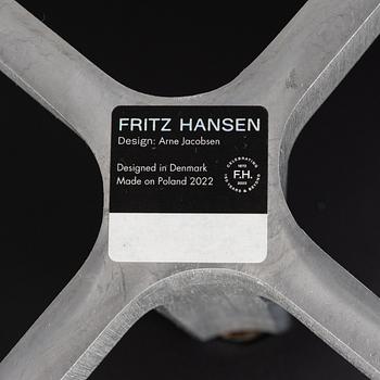 Arne Jacobsen, fåtölj med fotpall, "Ägget", Fritz Hansen, Danmark, 2022.