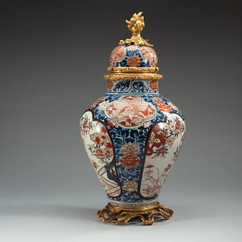 URNA med LOCK, porslin. Japan, Genroku omkring år 1700.