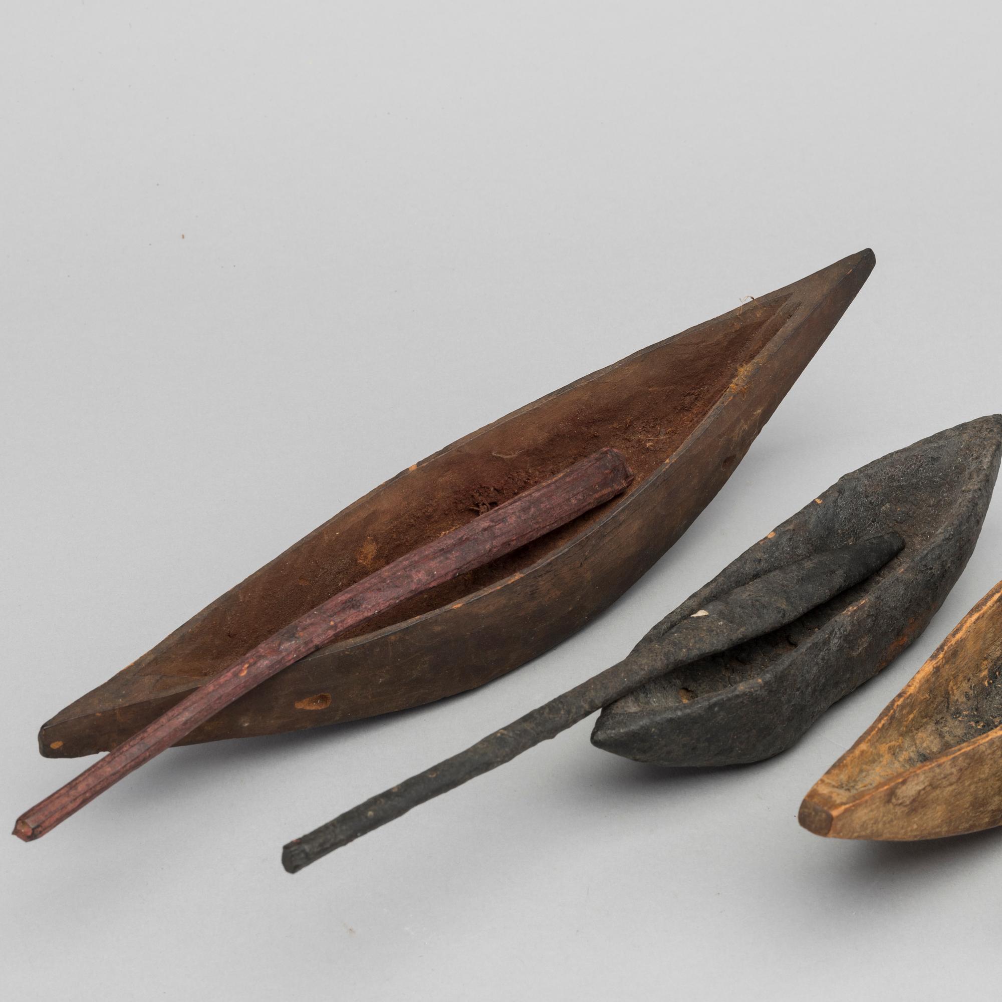 OFFERBÅTAR, sex st samt två paddlar.