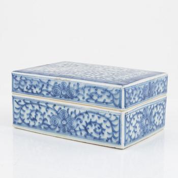 A blue and white porcelain box with cover, Qing dynasty, circa 1900. With an inscription.