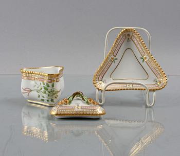 LOCKASK PÅ FAT, porslin. Royal Copenhagen "Flora Danica".