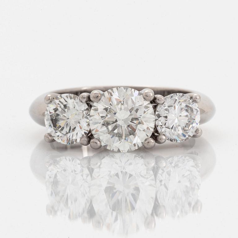 An 18K white gold ring set with round brilliant-cut diamonds.