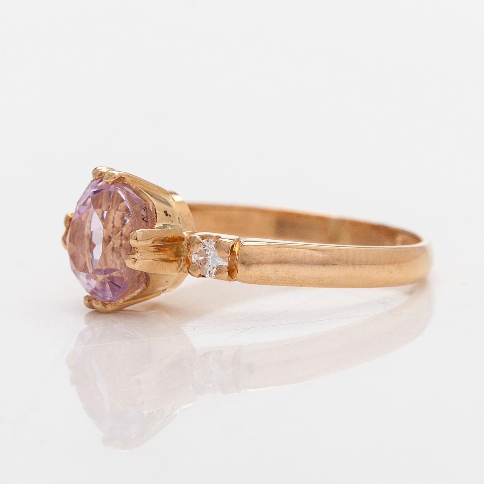 Sormus, 18K kultaa, kunziitti ja timantteja.