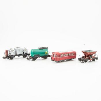 Märklin, 4 pcs. locomotives, including model 3031 and 3074, 6 cars of various models.