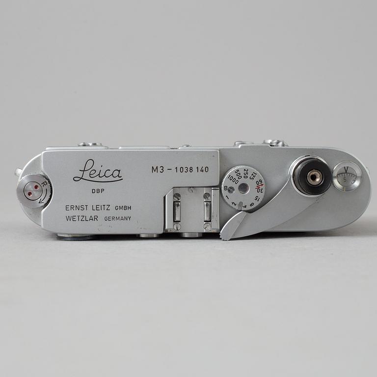 A chrome Leica M3 no 1038140 from Wetzlar 1961 with simmilux 1:1,4/35 with chrome ring M3 eyes.