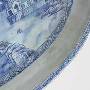 A blue and white Chinese porcelain serving dish and five plates, Qing dynasty, Qianlong, (1736-95).