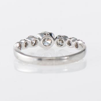 RING, 18K vitguld, briljantslipade diamanter. Manu-Koru, Helsingfors. Vikt ca 2,4 g.