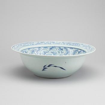WASH BASIN, porcelain, China, 19th century.