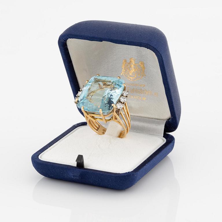 Ring 18K guld med en trappslipad akvamarin och runda briljantslipade diamanter, Gunnar Fahlström.