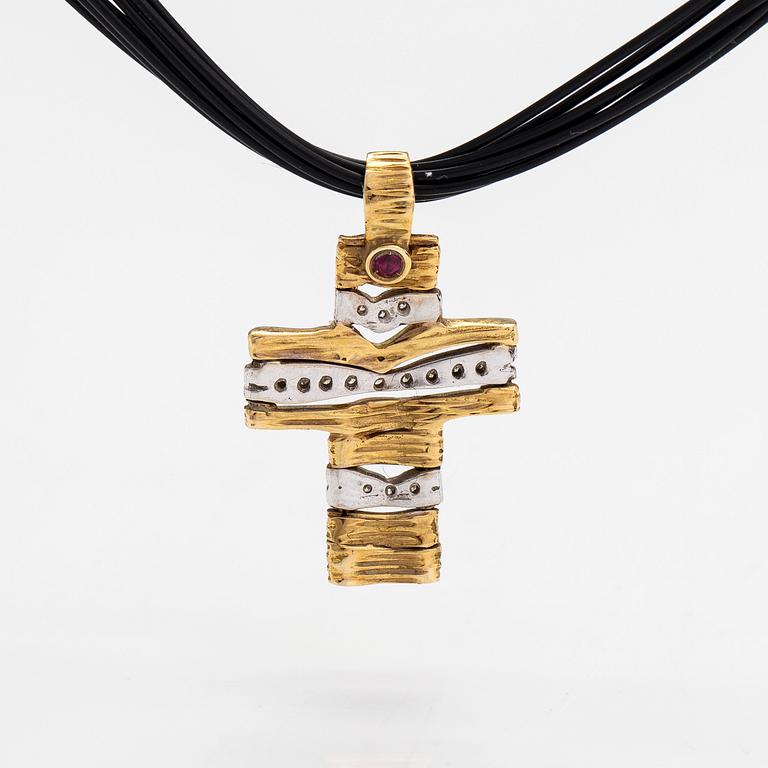 A necklace with 18K gold cross pendant with a ruby and diamonds approx 0.045 ct in total.